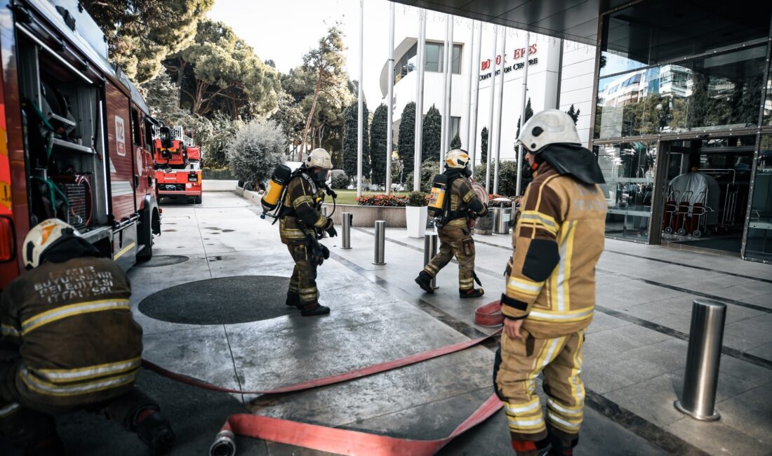 Konak’taki Swissotel Büyük Efes’te düzenlenen tatbikatta senaryo gereği çıkan yangın