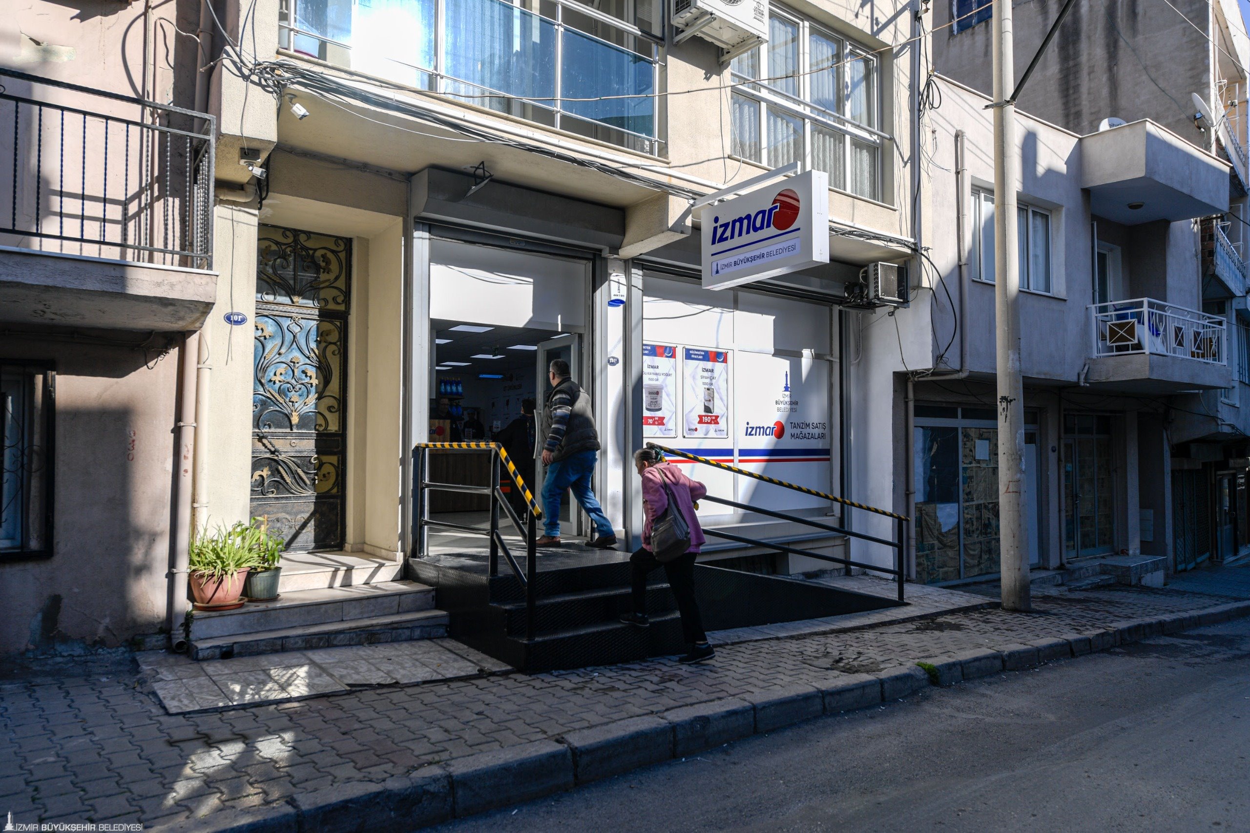 İzmir Büyükşehir Belediyesi’nin tanzim satış mağazaları İZMAR 15’inci şubesini Konak