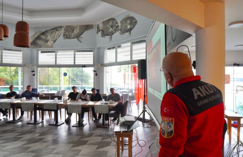 ÇEŞTUR personeline “Temel Afet Bilinci Eğitimi” düzenlendi Çeşme Belediyesi ve AKUT Arama Kurtarma Derneği iş birliğiyle, ÇEŞTUR