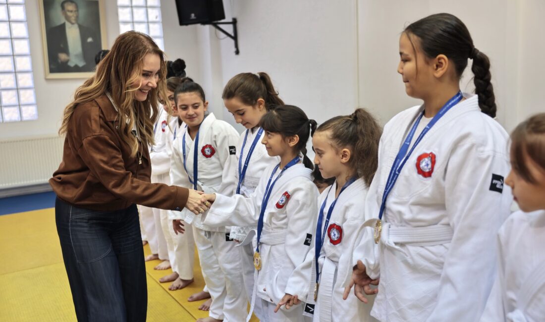 Konak Belediye Başkanı Nilüfer Çınarlı Mutlu, Gültepe Semt Merkezi’nde açılan