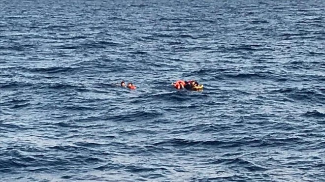 İzmir açıklarında su alarak batma tehlikesi geçiren lastik bottaki 17