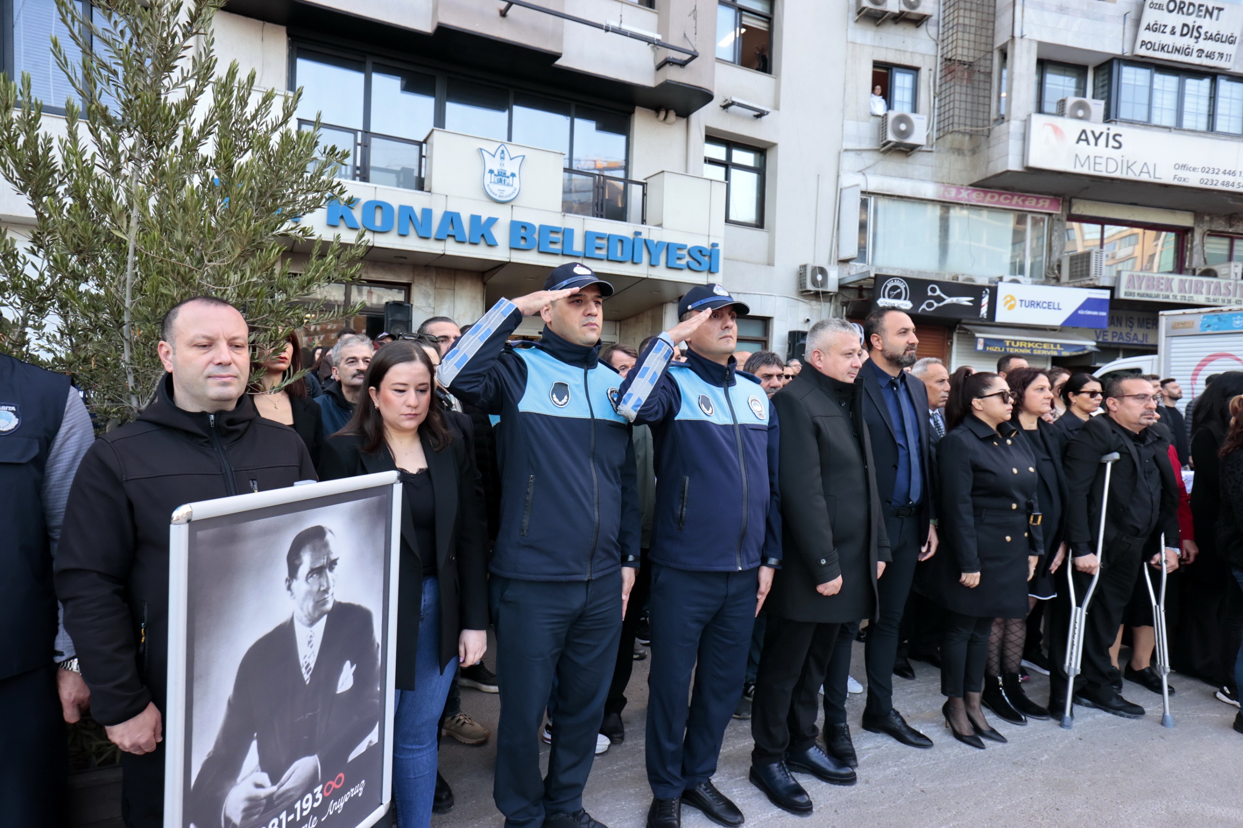 Konak Belediyesi personeli, Ulu Önder Mustafa Kemal Atatürk’ü, saat 9’u