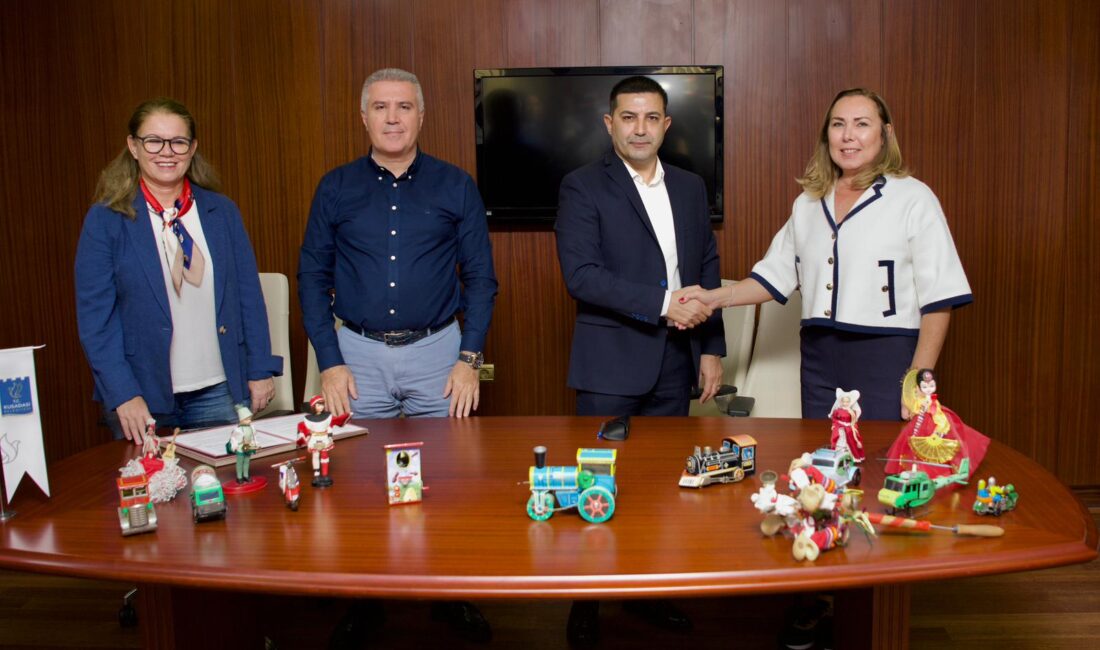 Kuşadası Belediye Başkanı Ömer Günel ile koleksiyoncu Ayla Adanalı ve