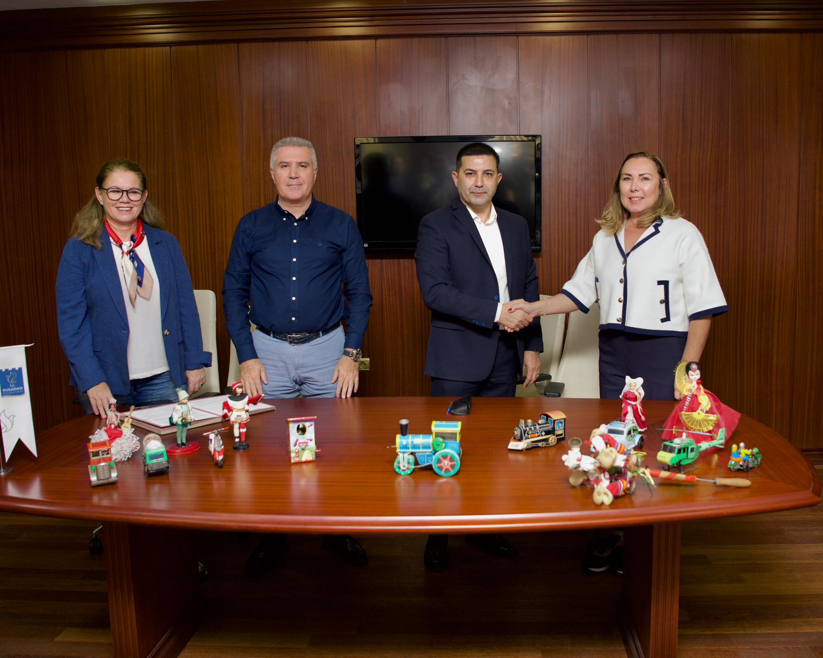 Kuşadası Belediye Başkanı Ömer Günel ile koleksiyoncu Ayla Adanalı ve