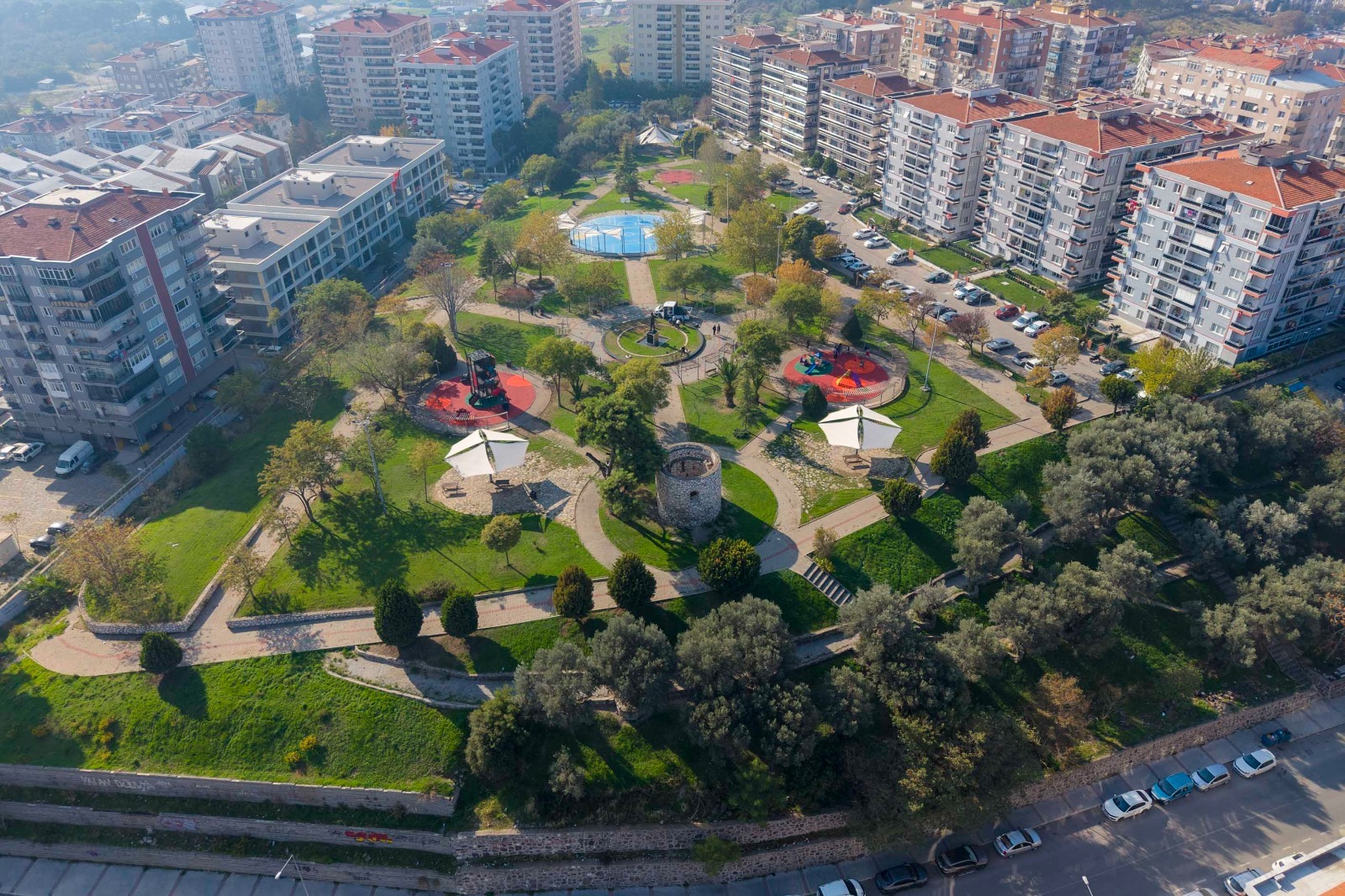 Buca Belediyesi, ilçedeki nefes alanlarında bakım harekâtı başlattı. Buca Belediye