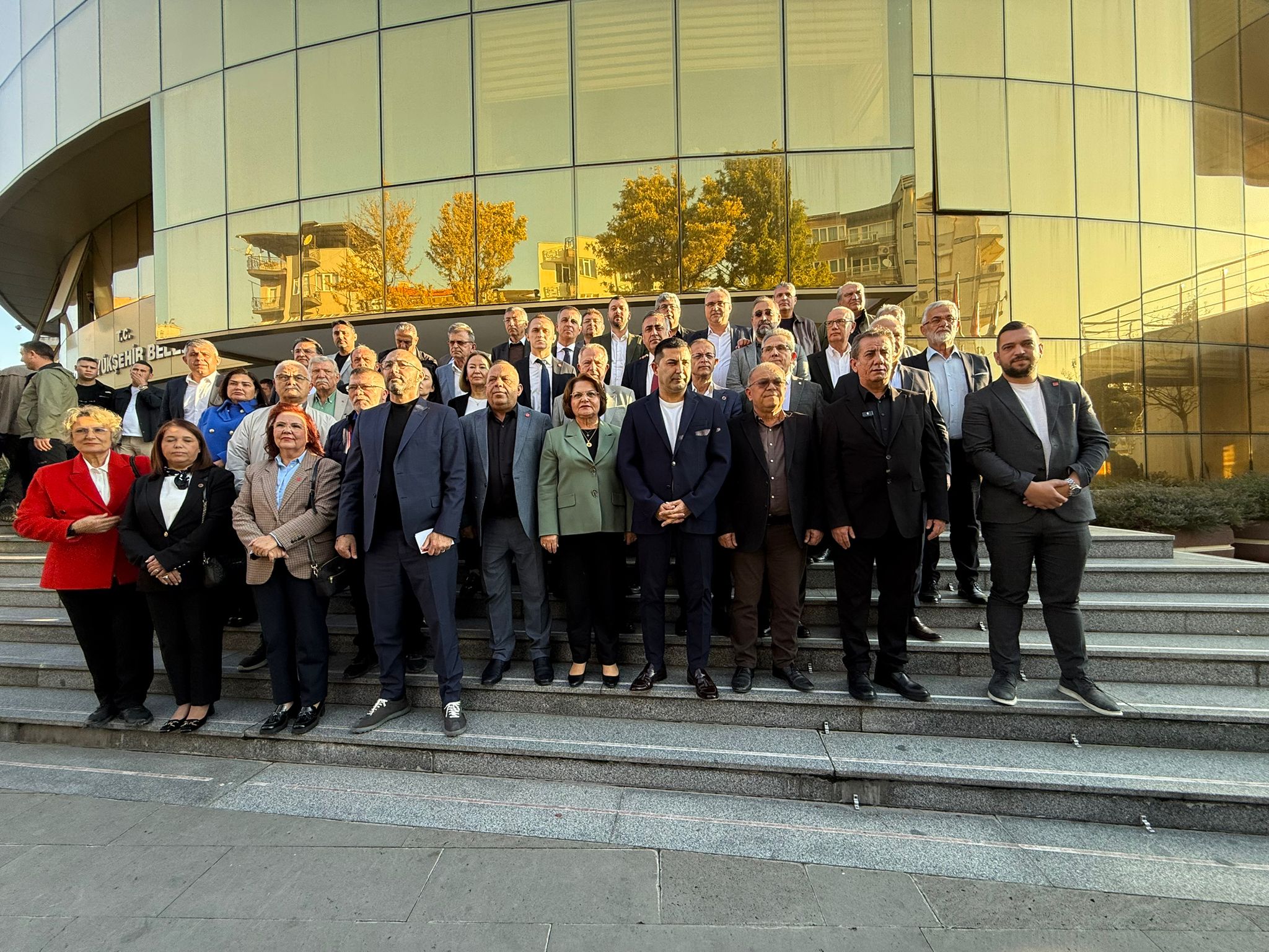 Aydın Büyükşehir Belediye Meclisi öncesinde CHP’li üyeler belediye binası önünde