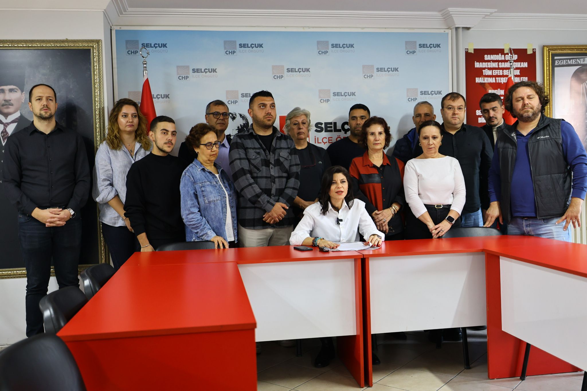 CHP Efes Selçuk İlçe Başkanı İpek Onbaşıoğlu, AKP’nin ilçe temsilcisini