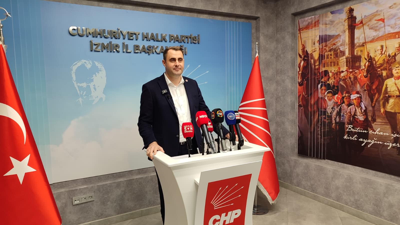 CHP İzmir İl Başkanı Çağatay Güç, basın mensuplarının katılımıyla bir