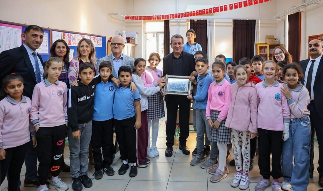 Başkan Yetişkin’den anlamlı ziyaret: Çocukluk yıllarına geri döndü, öğretmenlerle buluştu Efeler Belediye Başkanı Anıl Yetişkin, 24 Kasım Öğretmenler Günü’nde ilk