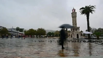 Meteoroloji verilerine göre İzmir’de bugün sabah saatlerinden itibaren sağanak yağış