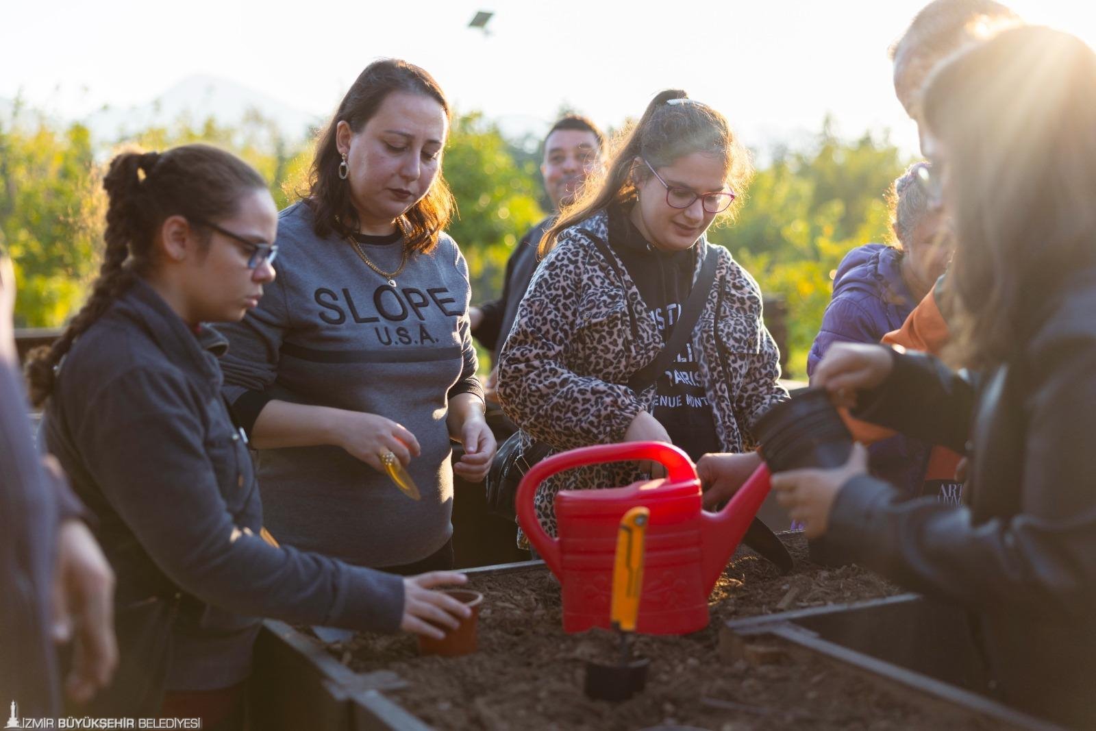 İzmir Büyükşehir Belediyesi’nin “Parkta Etkinlik Var” projesi kapsamındaki “Tohumdan Sofraya”
