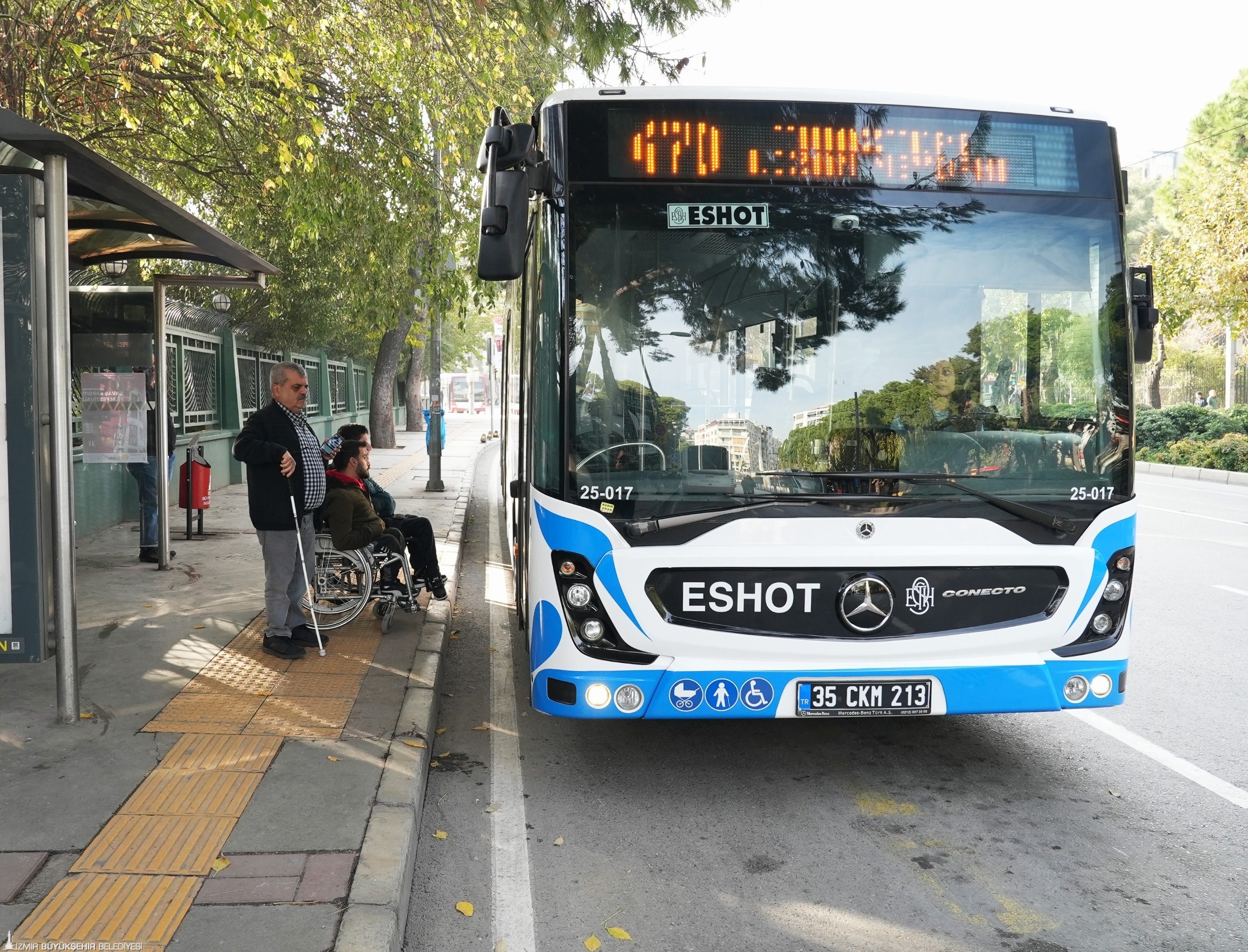 İzmir Büyükşehir Belediyesi, görme engellilere yönelik ödüllü “Duraktayım” uygulamasını tekerlekli