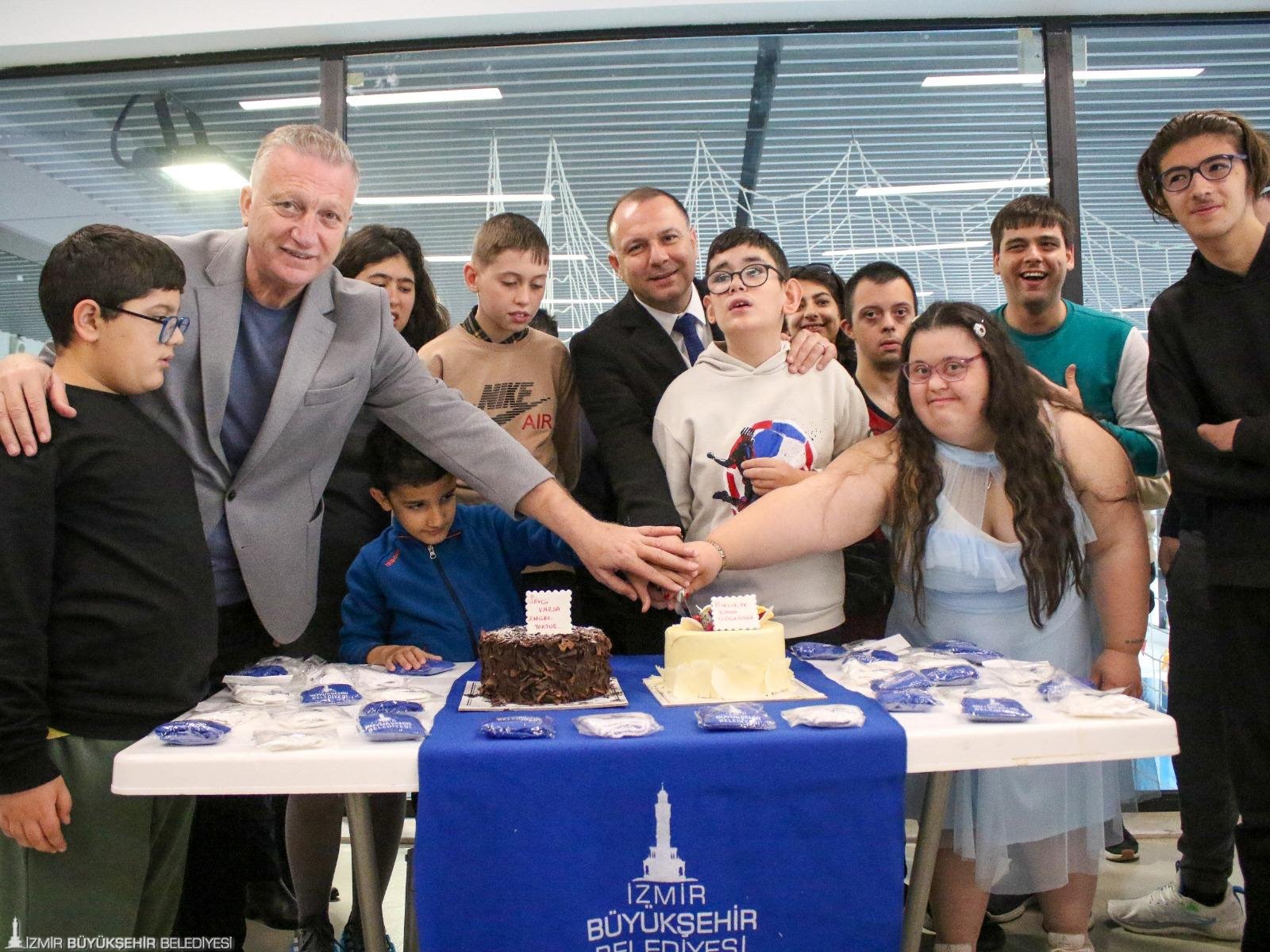 İzmir Büyükşehir Belediyesi’nin özel gereksinimli çocuklara yüzme eğitimi sunduğu proje