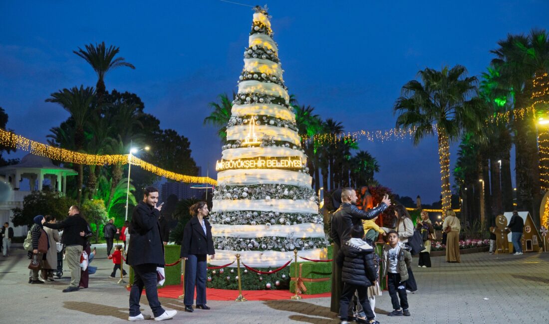İzmir Büyükşehir Belediyesi’nin Kültürpark’ta düzenlediği Yeni Yıl Festivali, zengin etkinlik