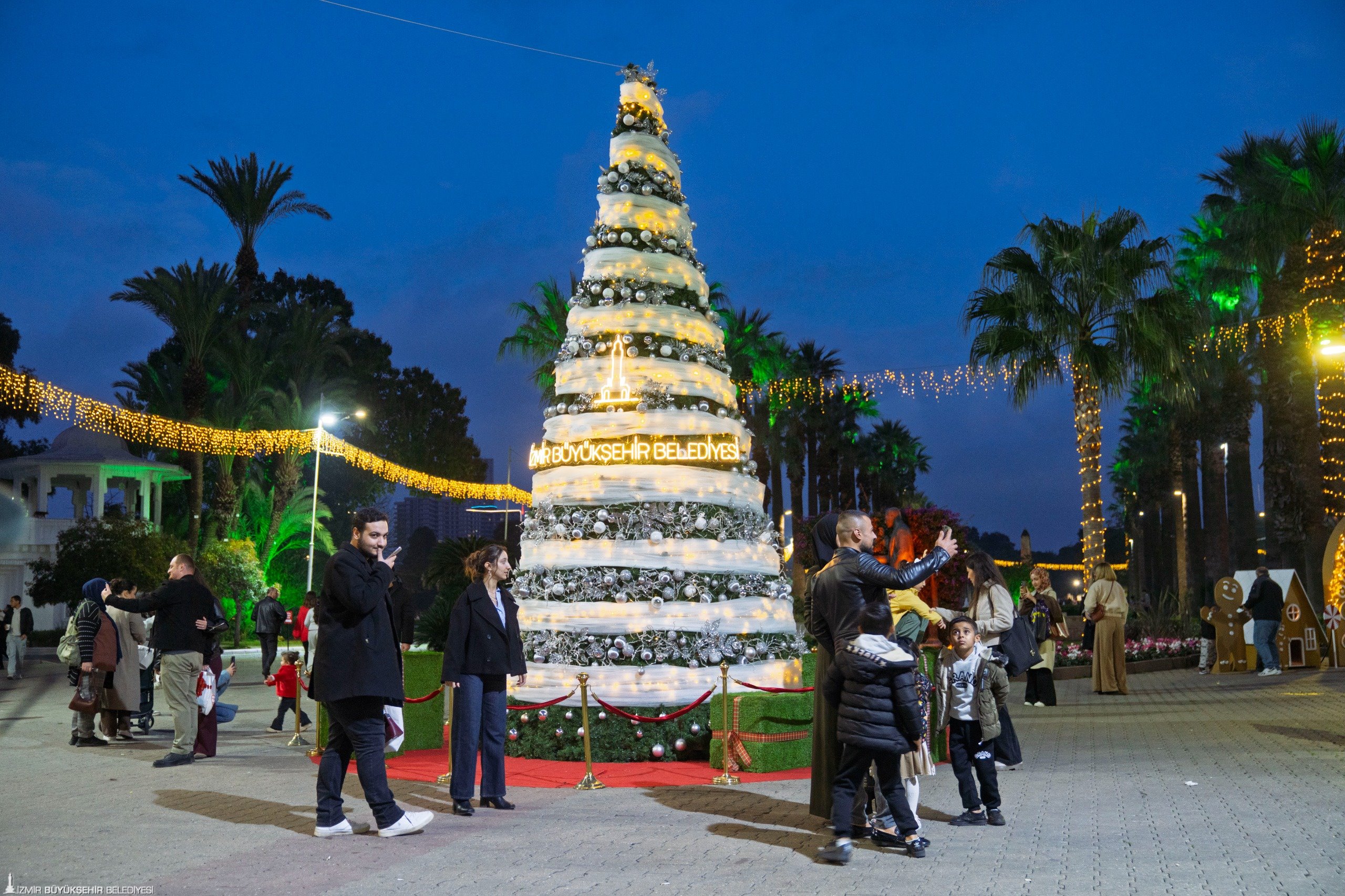 İzmir Büyükşehir Belediyesi’nin Kültürpark’ta düzenlediği Yeni Yıl Festivali, zengin etkinlik
