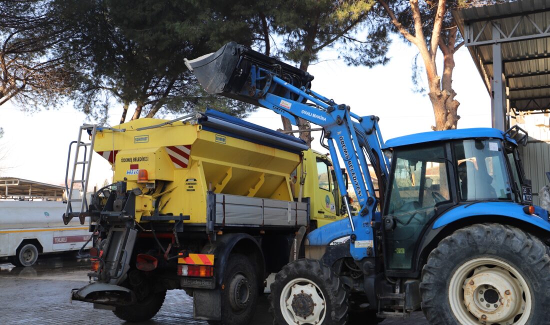 Ödemiş Belediyesi, kar yağışı ve buzlanmaya karşı kış hazırlıklarını tamamladı.