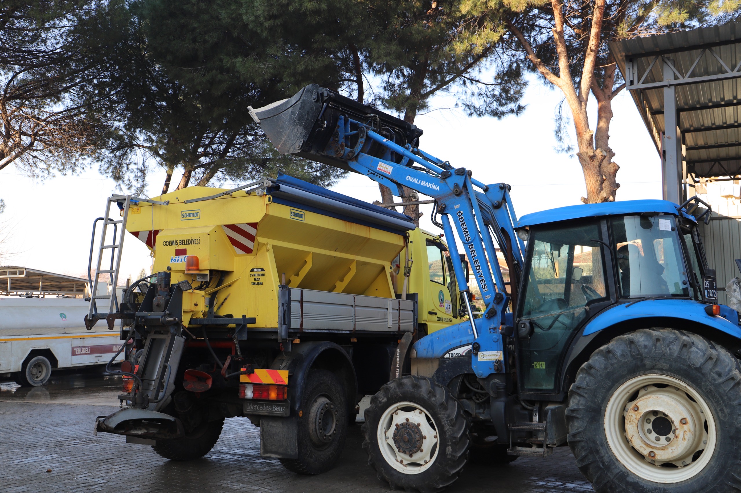 Ödemiş Belediyesi, kar yağışı ve buzlanmaya karşı kış hazırlıklarını tamamladı.