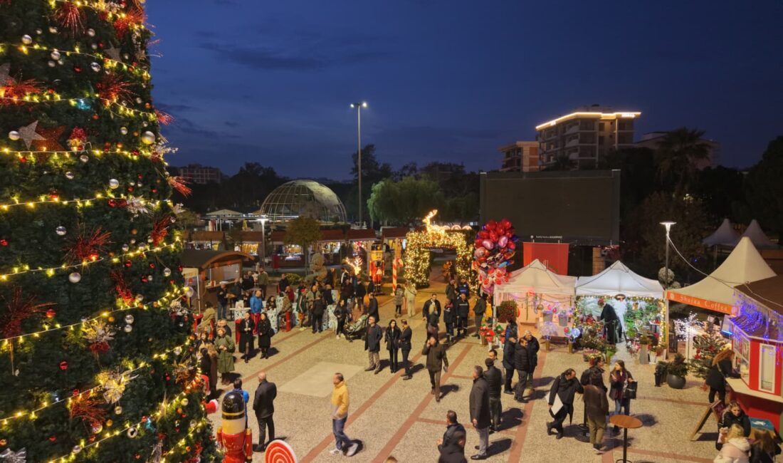Karşıyaka’da yeni yıl coşkusu meydanlara taştı: Festival yoğun ilgi görüyor Karşıyaka Belediyesi’nin Bostanlı Zühtü Işıl Meydanı’nda düzenlediği Yeni Yıl Festivali,