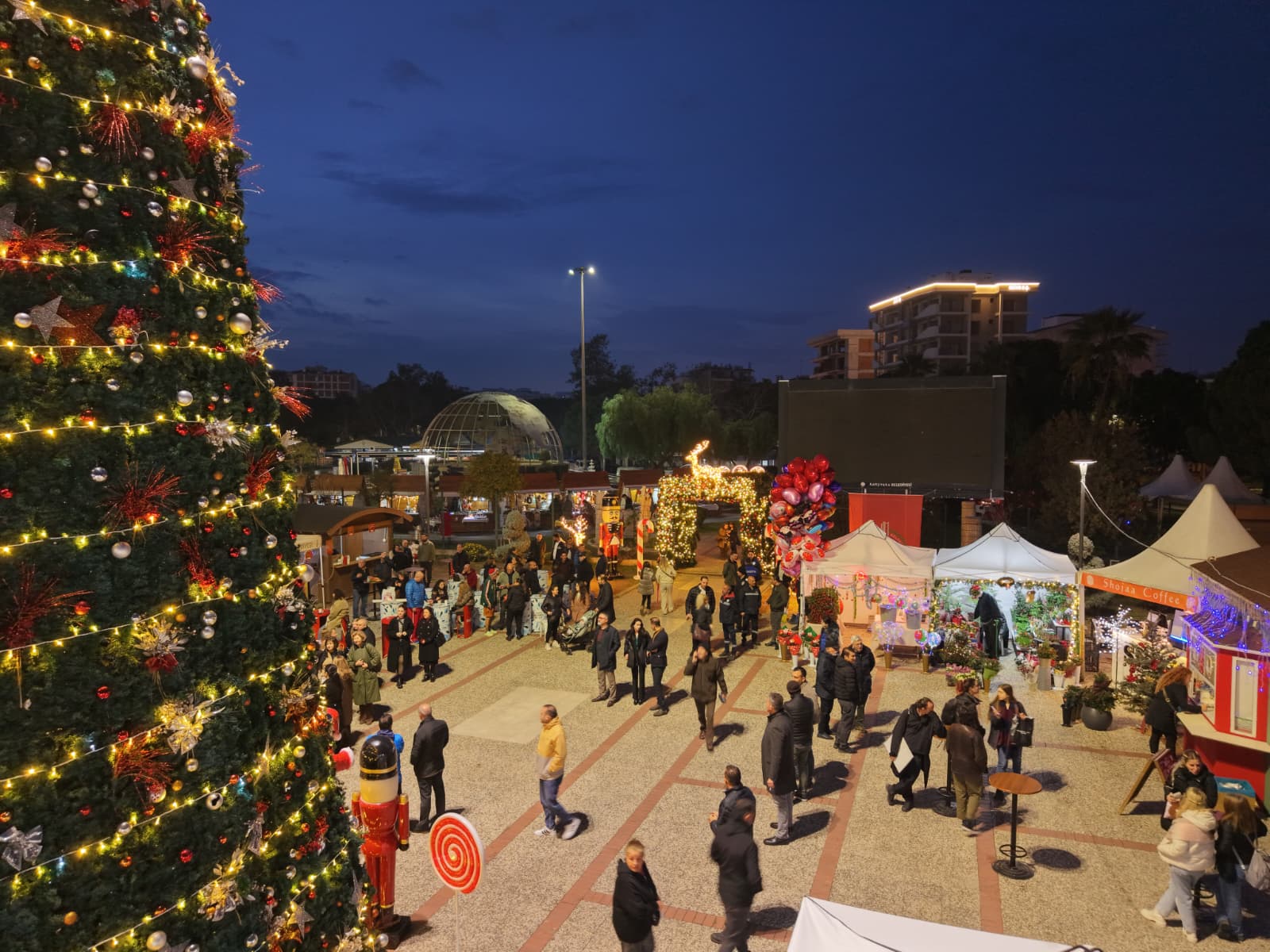 Karşıyaka Belediyesi’nin Bostanlı Zühtü Işıl Meydanı’nda düzenlediği Yeni Yıl Festivali,