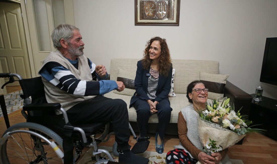 Karşıyaka Belediyesi’nin “Mavi Kapak” kampanyası kapsamında temin edilen tekerlekli sandalye,