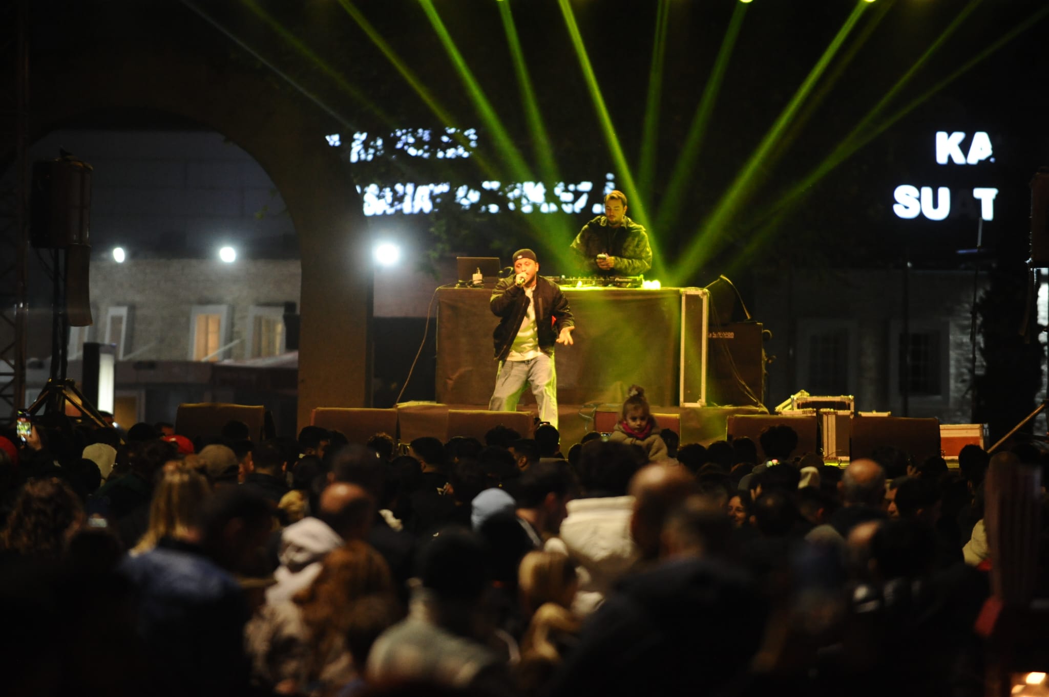 Karşıyaka Belediyesi’nin Bostanlı Zühtü Işıl Meydanı’nda düzenlediği Yeni Yıl Festivali,