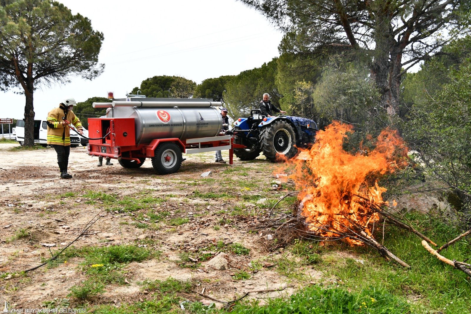 İzmir Büyükşehir Belediyesi’nin riskli bölgelere dağıttığı 601 su tankeri, yaz