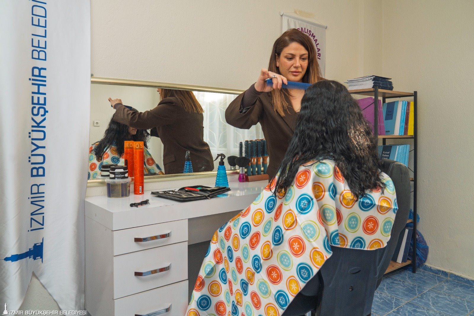 İzmir Büyükşehir Belediyesi’nin ücretsiz Mobil Kuaförlük Hizmeti, Bayraklı Onur Mahallesi’nde