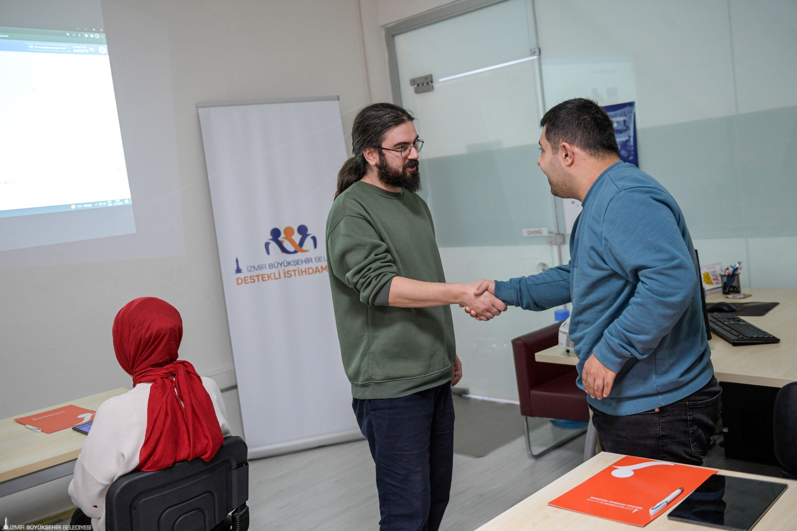 İzmir Büyükşehir Belediyesi’nin kurduğu Türkiye’nin ilk Destekli İstihdam Ofisi, engelli
