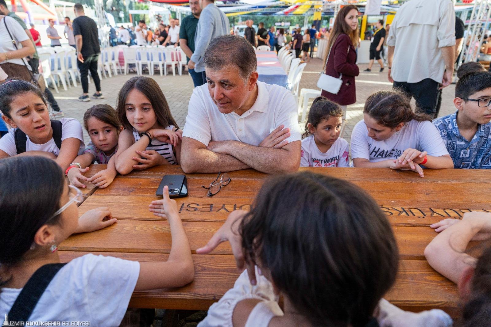İzmir Büyükşehir Belediyesi, okul öncesinden üniversiteye uzanan destekleriyle çocukların ve