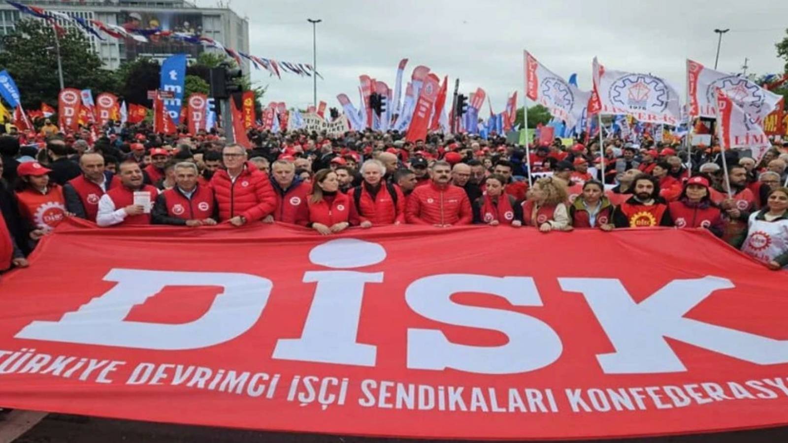 DİSK/Genel-İş İzmir 2 No’lu Şube, iade edilen işçilerin işlerine ve