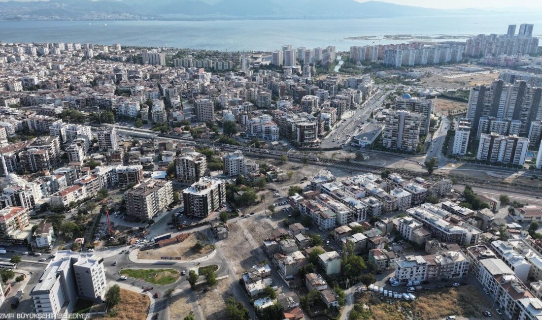 İzmir Büyükşehir Belediyesi, Mavişehir’de yıllardır yaşanan trafik yoğunluğunu sona erdirecek