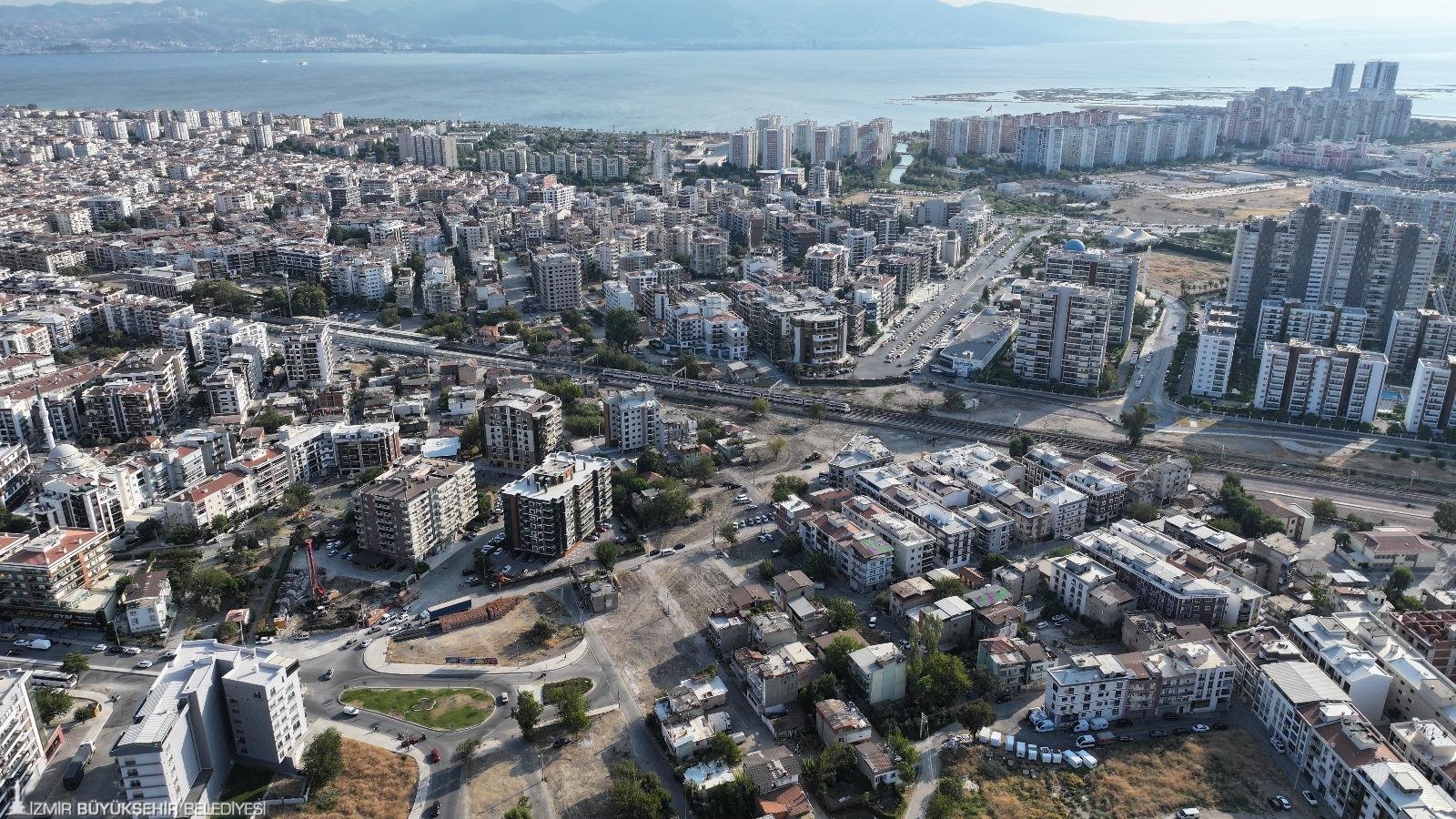 İzmir Büyükşehir Belediyesi, Mavişehir’de yıllardır yaşanan trafik yoğunluğunu sona erdirecek