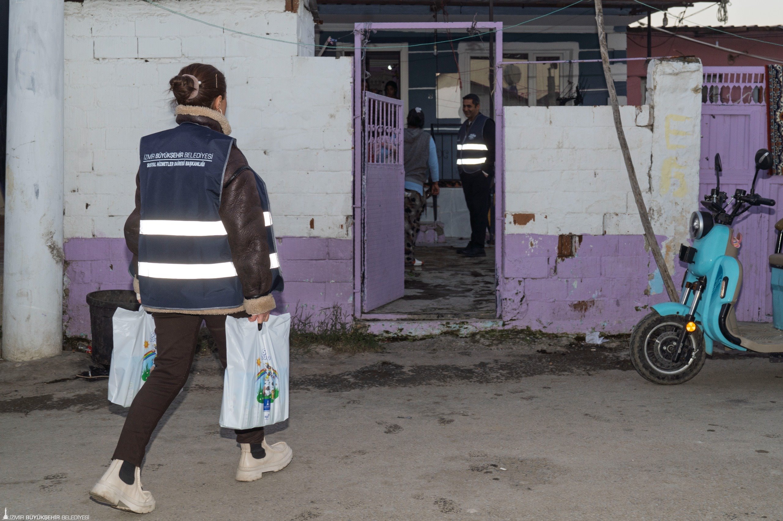 İzmir Büyükşehir Belediyesi’nin Bayındır Çırpı’daki Dayanışma Merkezi, gıdadan eğitime uzanan