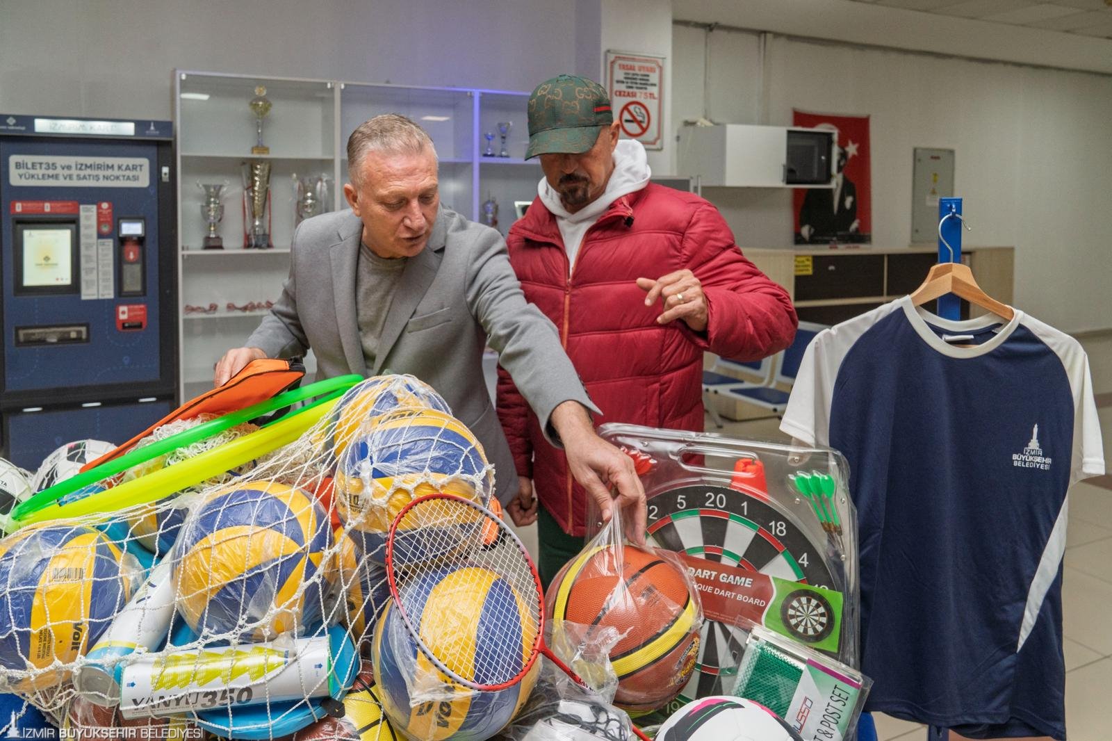 İzmir Büyükşehir Belediyesi, 2025’te 1550 okula 31 milyon lirayı aşan