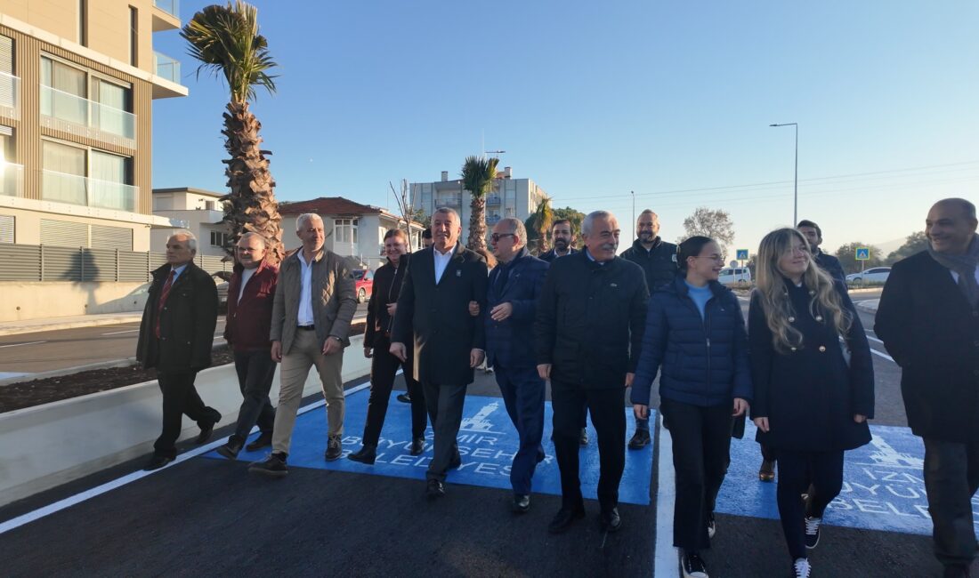 İzmir Büyükşehir Belediyesi’nin tamamladığı 75. Yıl Cumhuriyet Bulvarı’nın ilk etabı
