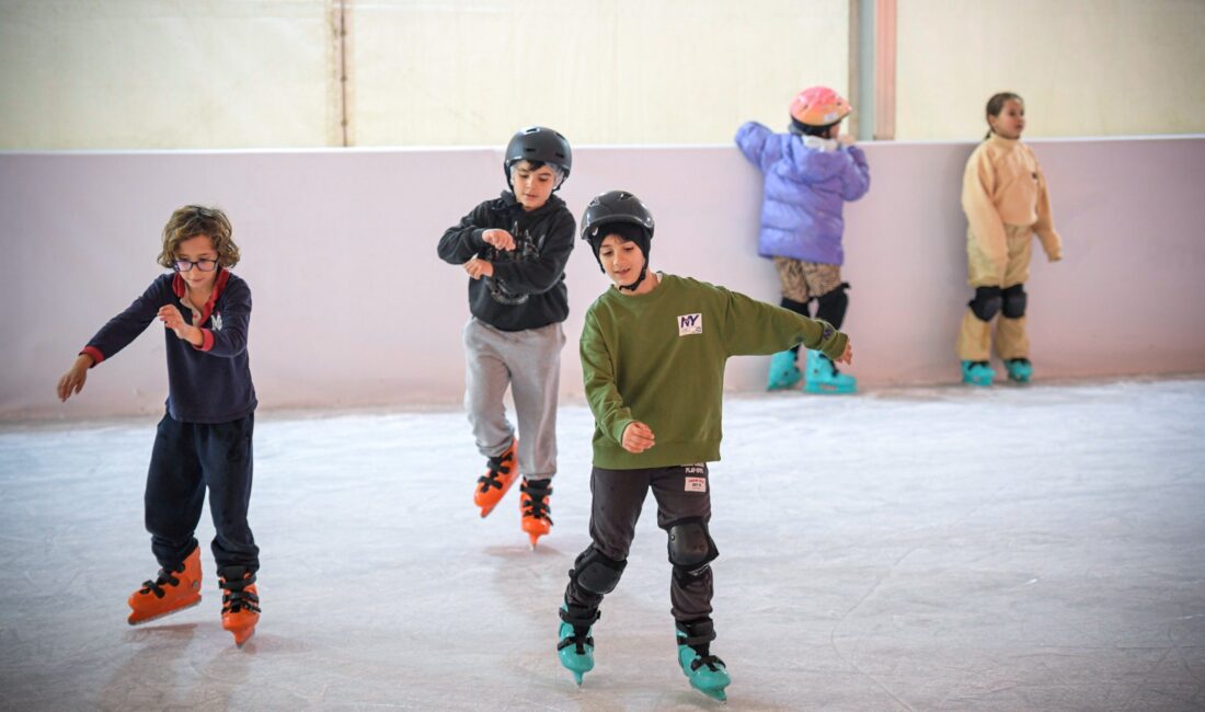 İzmir Büyükşehir Belediyesi’nin Yeni Yıl Festivali kapsamında kurduğu buz pistleri,