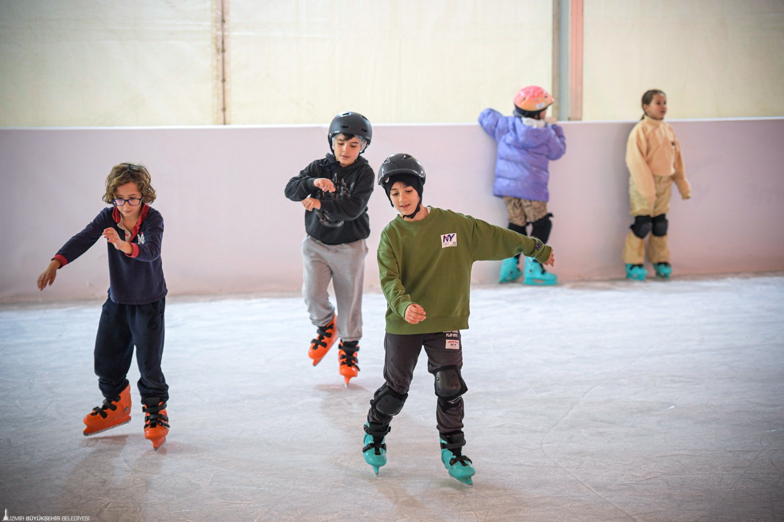 İzmir Büyükşehir Belediyesi’nin Yeni Yıl Festivali kapsamında kurduğu buz pistleri,