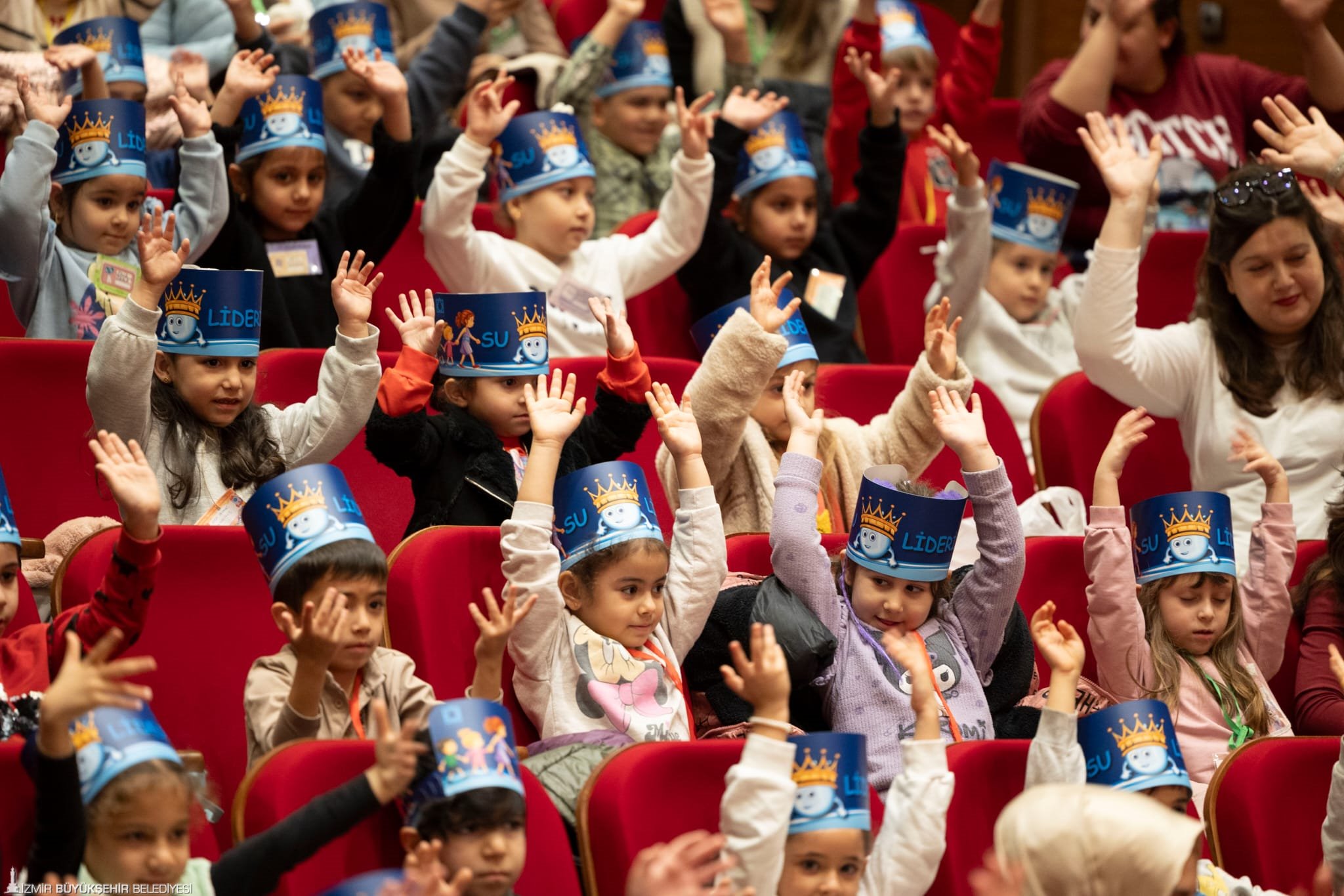 İZSU’nun “Yeni Yıla Merhaba” etkinliğinde 250 öğrenci, su tasarrufu ve