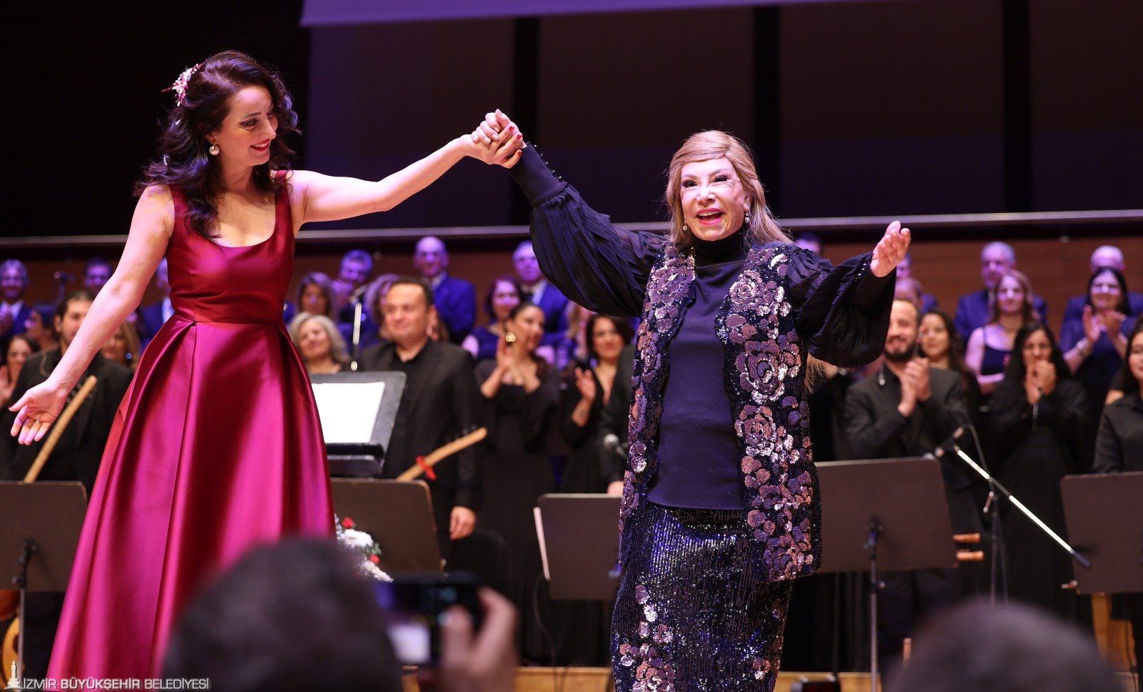 İzmir Büyükşehir Belediyesi Türk Halk Müziği Korosu’nun konserine konuk olan