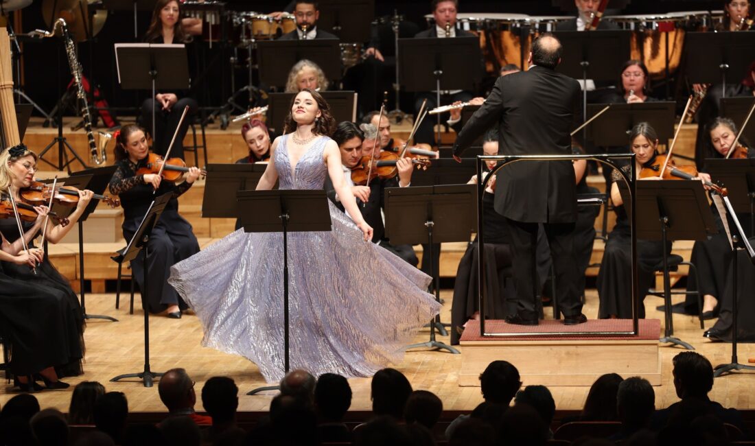 İzmir Devlet Senfoni Orkestrası, yeni yıl öncesinde Ahmed Adnan Saygun