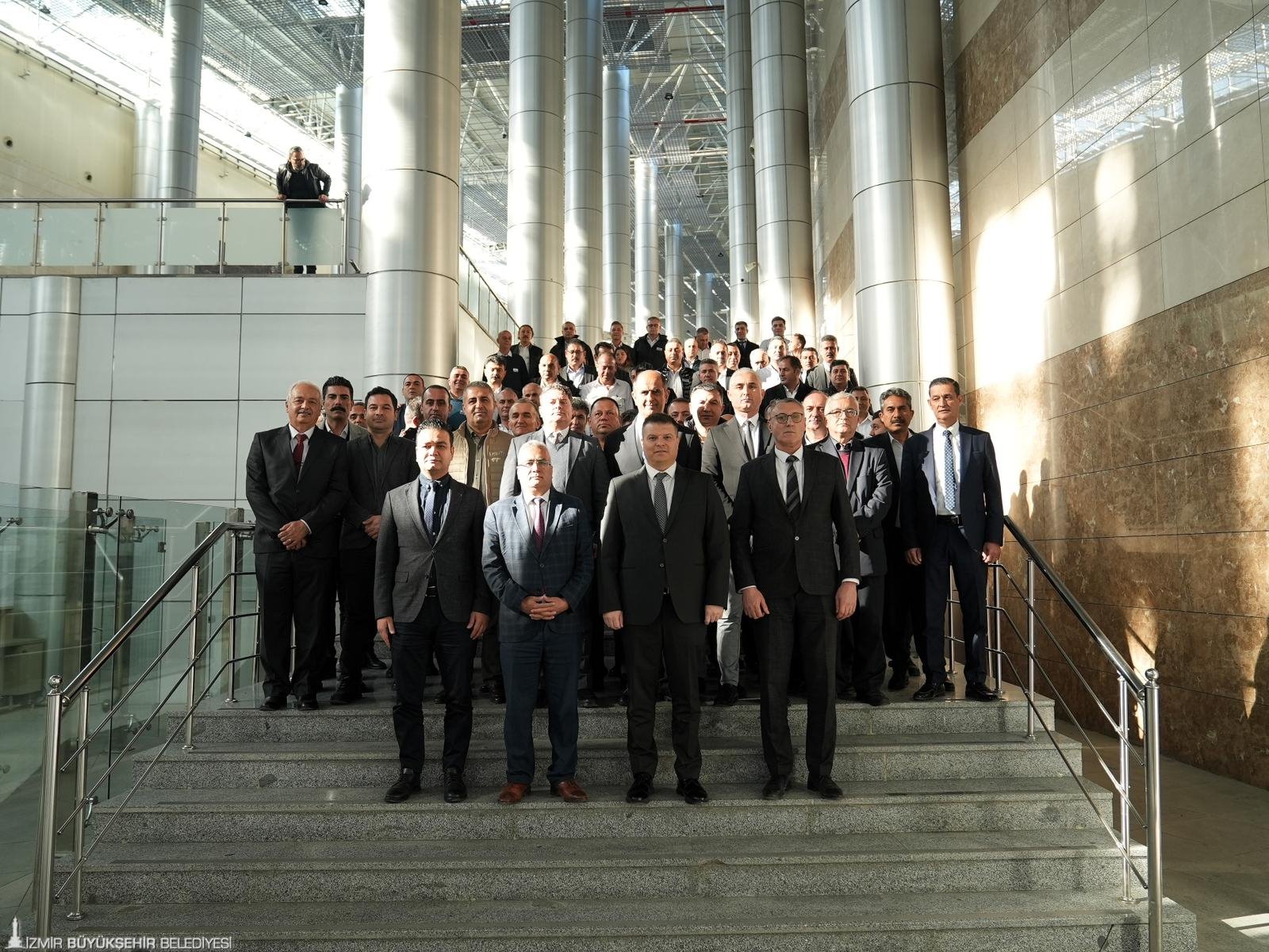 ESHOT Genel Müdürü Övünç Özgen, hareket memurlarıyla yaptığı toplantıda sefer