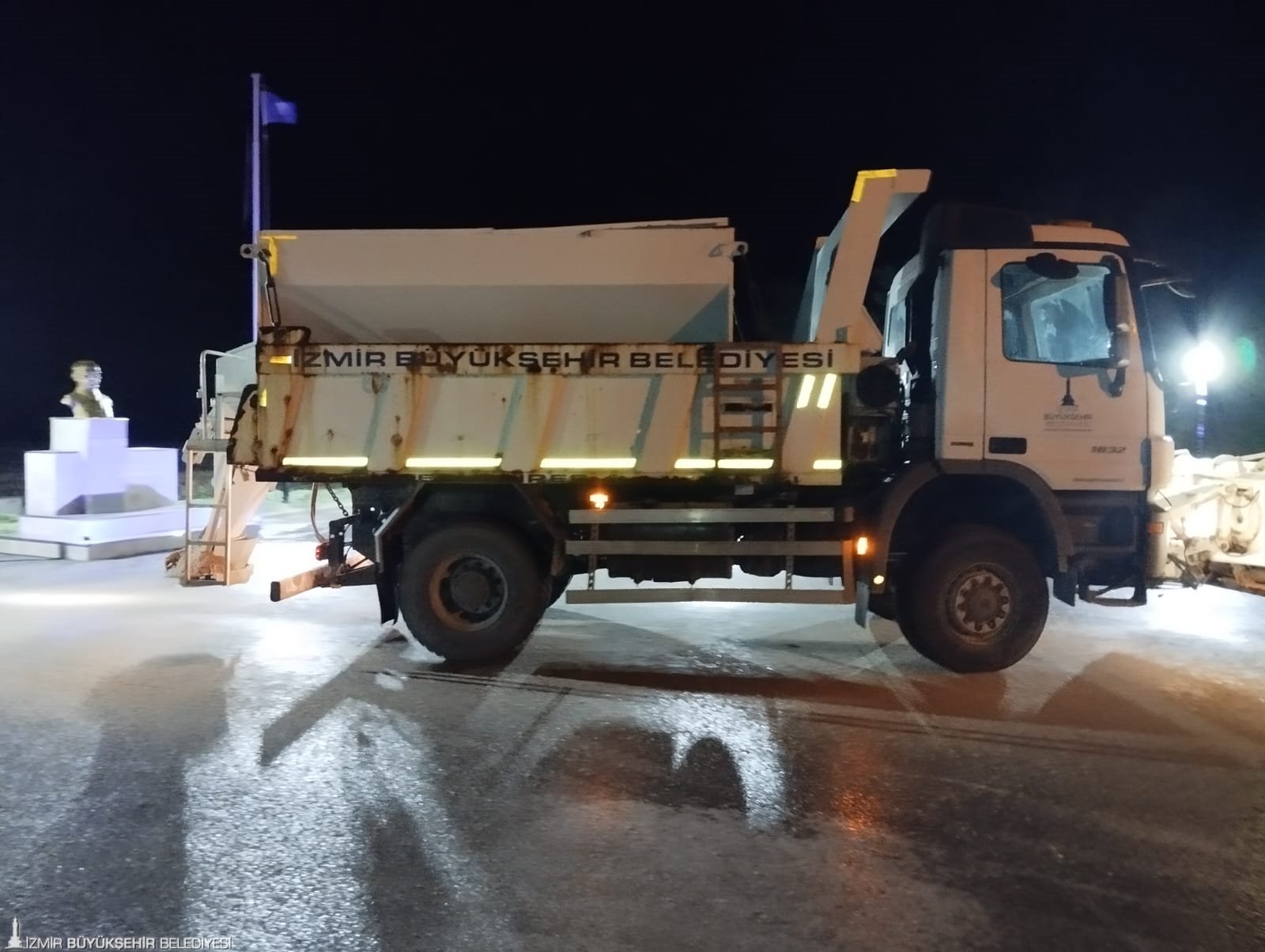 İzmir Büyükşehir Belediyesi ekipleri, hava sıcaklıklarının hızla düşmesi ve yüksek