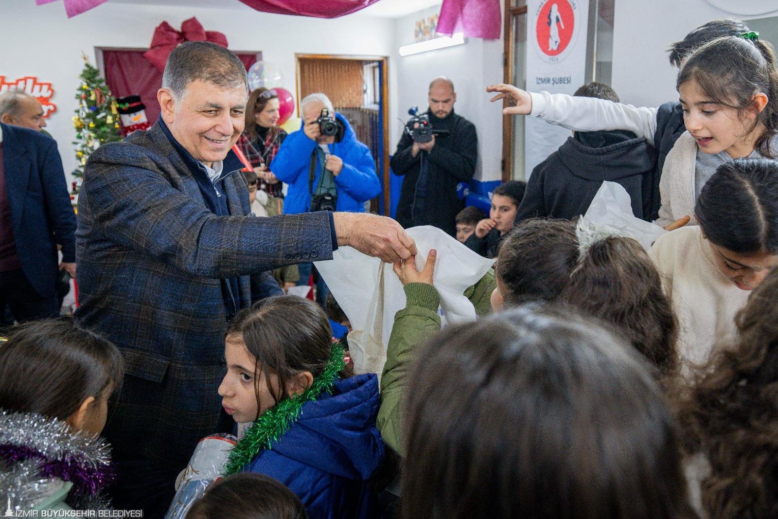 İzmir Büyükşehir Belediyesi ve Türk Kadınlar Birliği’nin düzenlediği yeni yıl