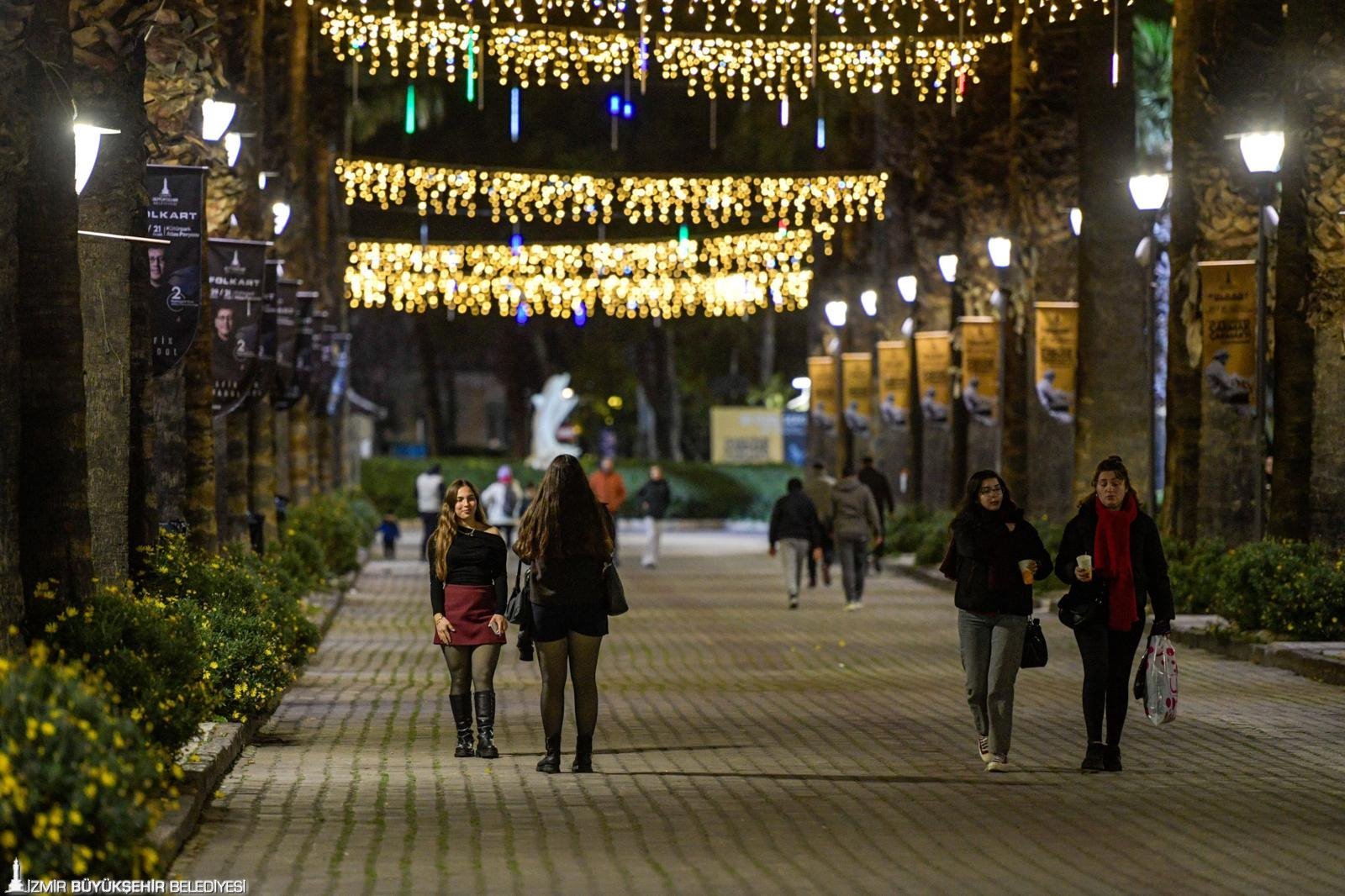 İzmir Büyükşehir Belediyesi, yılbaşı gecesi için tüm birimleriyle sahada olacak.