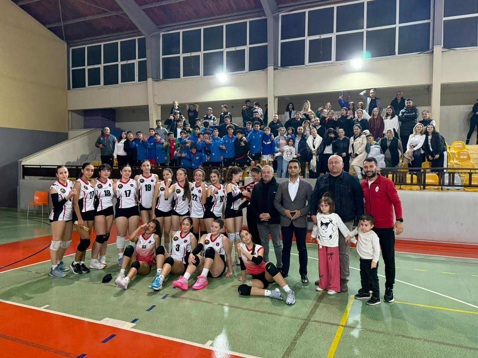 Çiğli Belediyesi Spor Kulübü’nün altyapı voleybol takımları, liglerde gösterdikleri üstün
