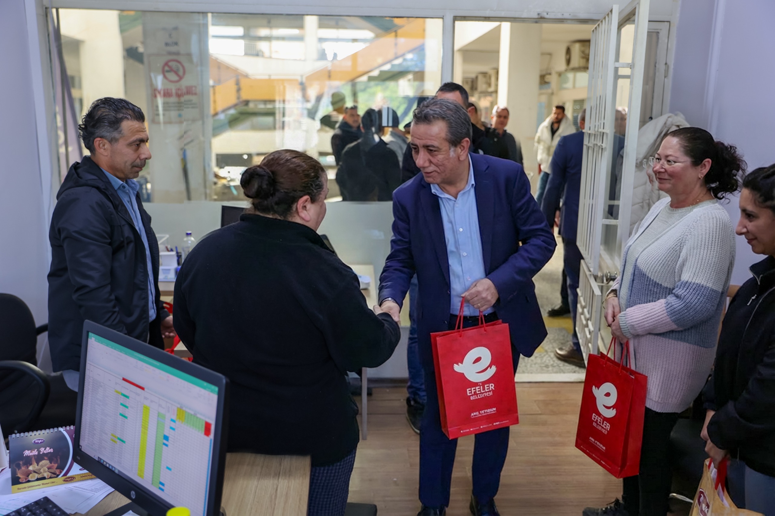 Efeler Belediye Başkanı Anıl Yetişkin, yeni yıl öncesinde belediye personeliyle