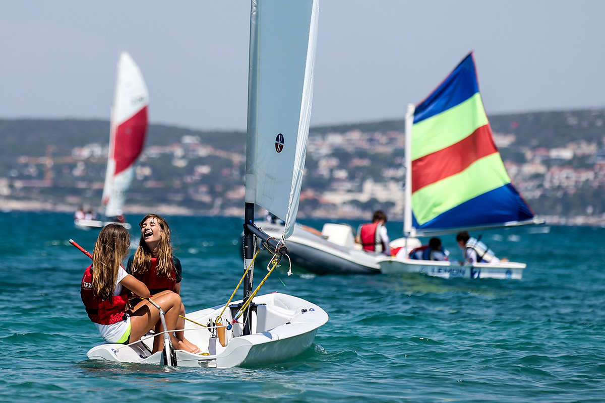 İzmir Marina, kış döneminde de yelken eğitimleriyle deniz tutkunlarını ağırlıyor.