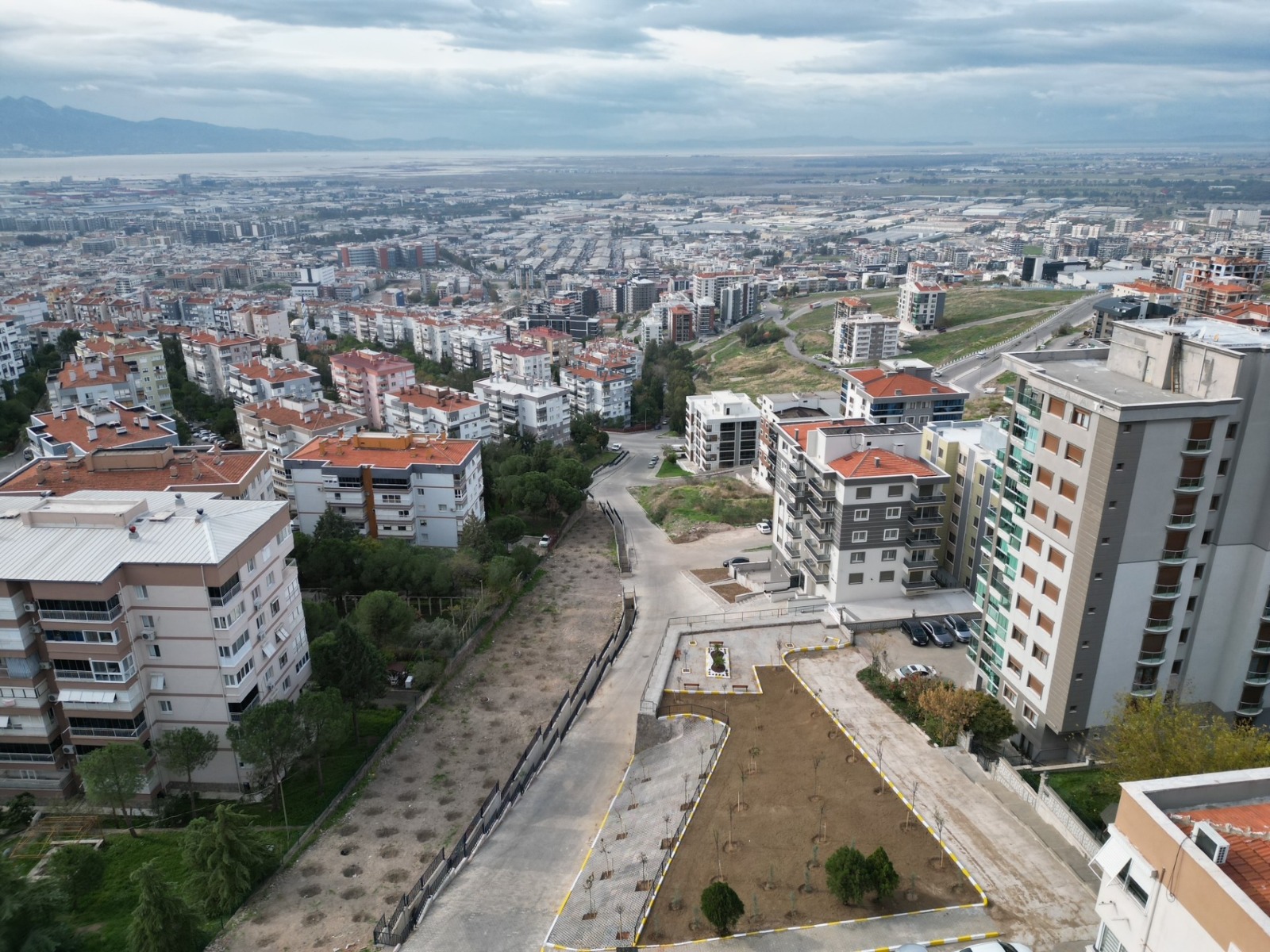 Çiğli Belediyesi, Esentepe Mahallesi’nde yol, istinat duvarı, çevre düzenleme ve
