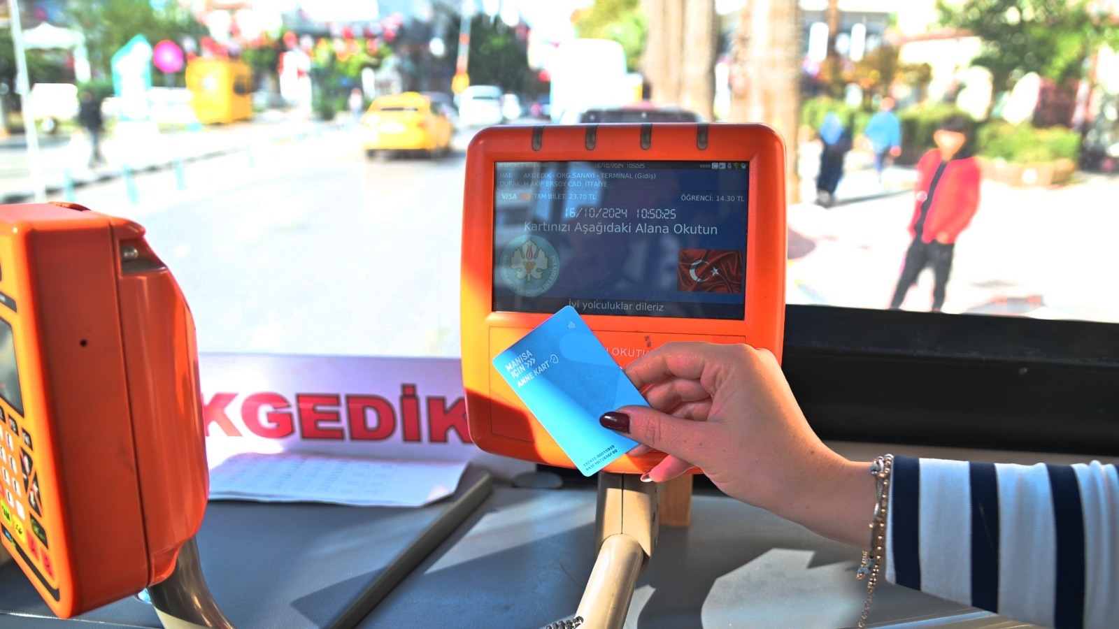 Manisa Büyükşehir Belediyesi’nin Anne Kart projesinden, ekonomik desteğe ihtiyaç duyan