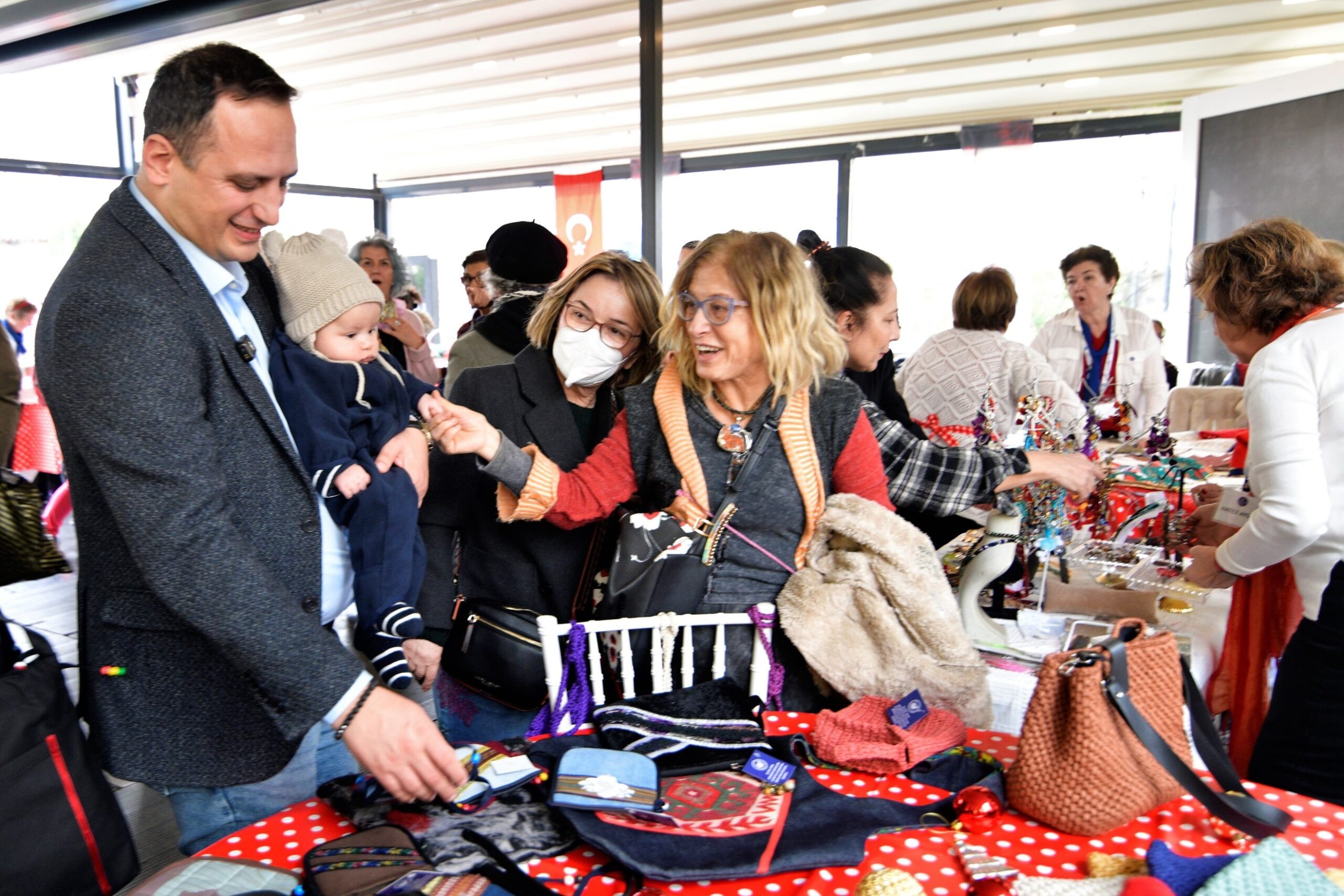Bornova Belediye Başkanı Ömer Eşki, ÇYDD İzmir Şubesi’nin yılbaşı kermesine